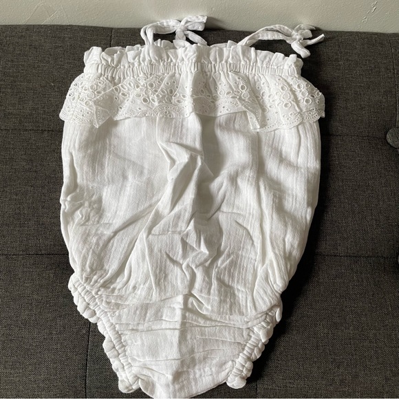 Baby Gap White Eyelet Ruffle Romper 12-18 months - Picture 8 of 9